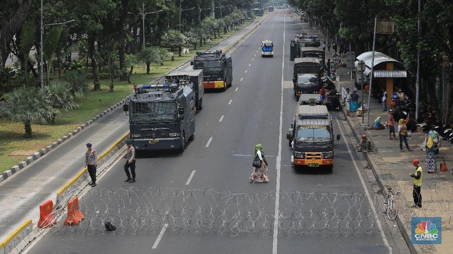 Ruas Jalan Medan Merdeka Barat telah ditutup dan dialihkan ke jalur alternatif oleh polisi jelang demo hari Senin (28/10/19).