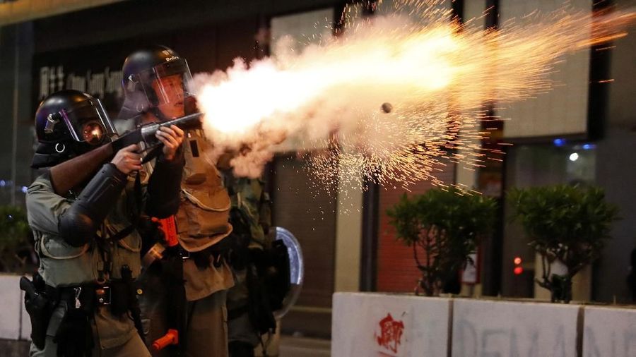 Pihak polisi berakhir bentrok dengan demonstran Hong Kong pada aksi protes yang memasuki minggu ke-21.