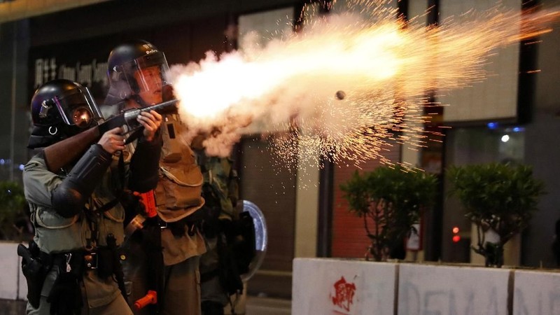 Pihak polisi berakhir bentrok dengan demonstran Hong Kong pada aksi protes yang memasuki minggu ke-21.