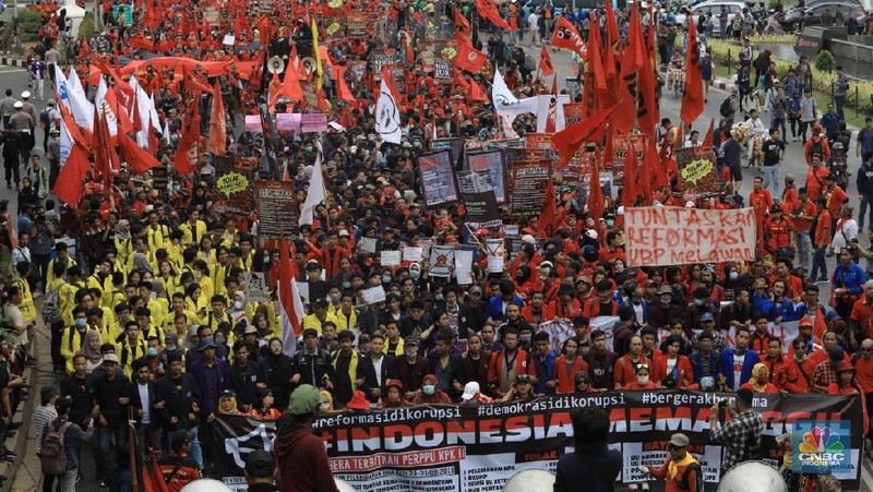 Dari demo buruh hingga sekolah rusak. Ini deretan foto sepekan CNBC Indonesia