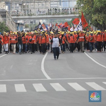 Ratusan Massa Mahasiswa & Buruh Lakukan Demo di Patung Kuda