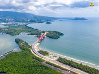 Cerita Jokowi Saat Meresmikan Jembatan Youtefa Papua
