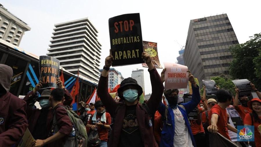 Buruh, mahasiswa, dan berbagai elemen masyarakat kembali turun ke jalanan dalam aksi demonstrasi Senin (28/10/2019)..