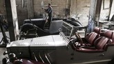 Al Shindi sudah bekerja merestorasi mobil di Arab Saudi selama 12 tahun. Mobil terakhir yang dikerjakan adalah Armstrong Siddeley Hurricane 1946. (MAHMUD HAMS / AFP)