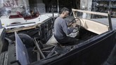 Suku cadang yang dia butuhkan sangat sulit ditemukan di negara produsen mobil tua itu, bahkan untuk menemukannya di Gaza hampir mustahil terutama karena kota ini dibatasi blokade rezim Israel. (MAHMUD HAMS / AFP)