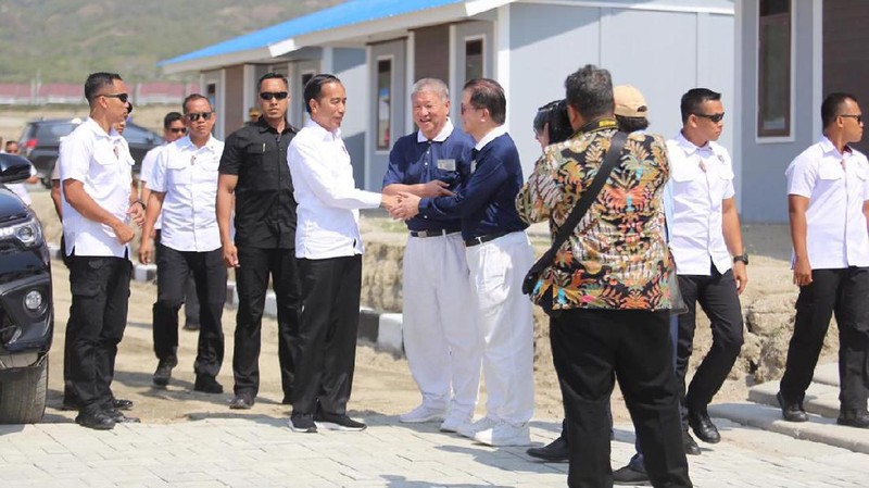 Jokowi mengapresiasi kecepatan pembangunan berikut kualitas perumahan, dan menginginkan agar hal ini menjadi contoh bagi inisiatif kemitraan penanganan bencana.