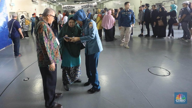 Tabur bunga tersebut diselenggarakan untuk mengenang satu tahun terjadinya kecelakaan pesawat Lion Air JT-610 yang jatuh di peraiaran Tanjung Karawang.