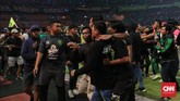 Tak terima dengan kekalahan Persebaya Surabaya dari PSS Sleman dengan skor 2-3 Bonek merangsek masuk ke area lapangan Stadion Gelora Bung Tomo (GBT). (CNN Indonesia/Farid)