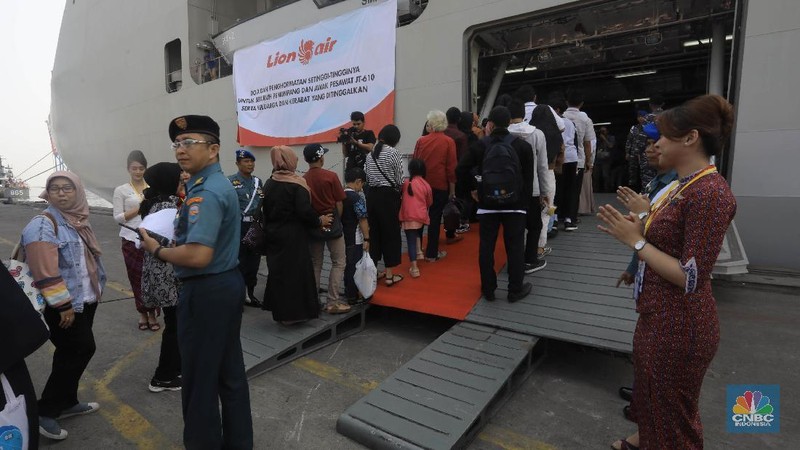 Tabur bunga tersebut diselenggarakan untuk mengenang satu tahun terjadinya kecelakaan pesawat Lion Air JT-610 yang jatuh di peraiaran Tanjung Karawang.