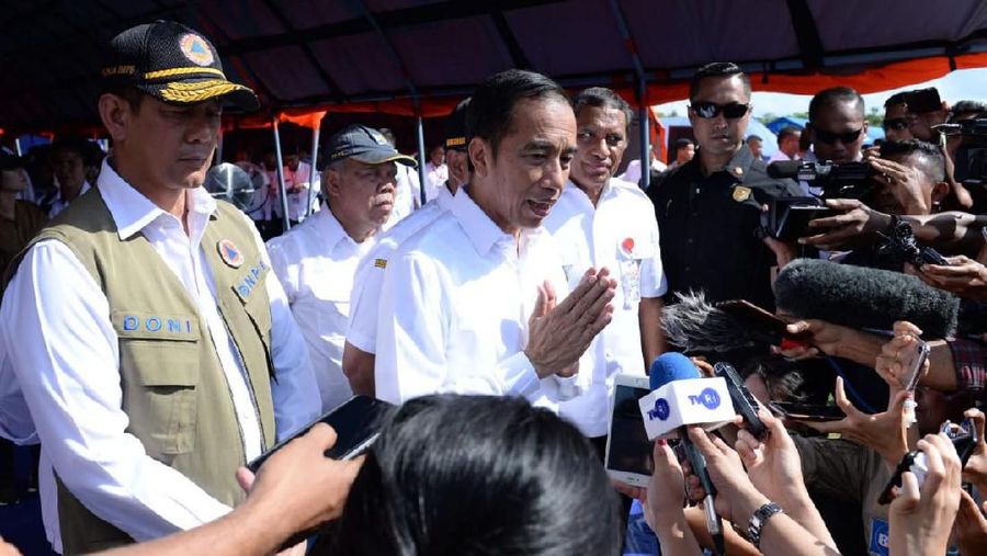 Presiden Joko Widodo (Jokowi) meninjau langsung posko pengungsi pasca gempa di Universitas Darussalam, Kecamatan Tulehu