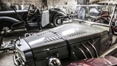 Pria berusia 40 tahun ini kesulitan mendapat suku cadang yang dia butuhkan buat merestorasi mobil tua, maka itu diputuskan perbaikan dilakukan sendiri. (MAHMUD HAMS / AFP)