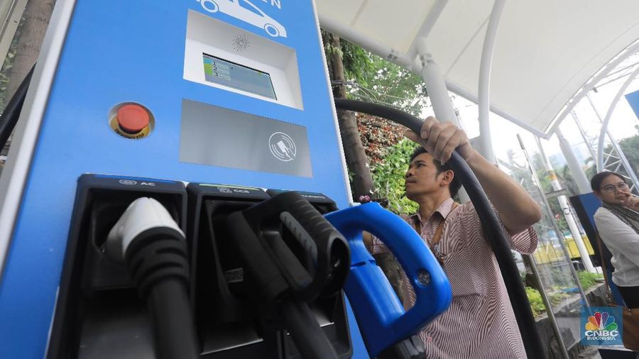 Peresmian Stasiun Pengisian Kendaraan Listrik Umum (SPKLU) di Kantor Distribusi Jakarta Raya, Gambir, Jakarta Pusat, Selasa (29/10/2019) (CNBC Indoensia/Muhammad Sabki)
