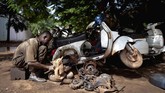 Vespa pernah dirakit di Indonesia pada medio 1970-an, lokasi pabrik tepatnya berada di Pulo Gadung, Jakarta. Namun pabrik itu ditutup pada 1998. (MICHELE CATTANI / AFP)
