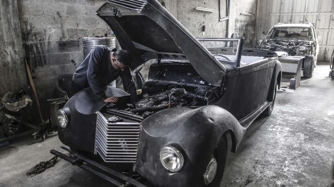 FOTO: Secarik Cerita Restorasi Mobil Klasik di Gaza