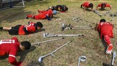 Para pesepakbola satu kaki ini bermain bola dengan menggunakan bantuan tongkat dan menjalani latihan layaknya atlet non-difabel. (ANTARA FOTO/Galih Pradipta)