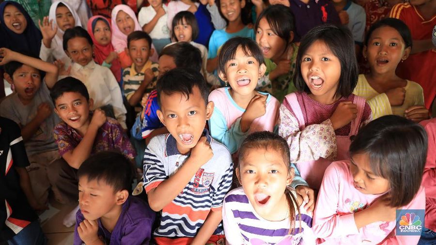 Kelompok belajar anak-anak pemulung dan kaum duafa atau biasa dikenal Sekolah KAMI (CNBC Indonesia/ Tri Susilo) Kelompok belajar anak-anak pemulung dan kaum duafa atau biasa dikenal Sekolah Kami hadir didekat tempat tinggal komunitas pemulung. Sekolah yang beralamat di Bintara Jaya IV Dalam RT 03 RW 09, Kelurahan Bintara Jaya, Kecamatan Bekasi Barat, Kota Bekasi. Dari pantauan CNBC Inonesia 29/10/19, sekolah yangberalas peluran seadanya dan dinding dari gedek(sulaman kayu) ada 90 siswa dari kelas 1 hingga kelas 9 didalamnya, dengan adanya sekolah ini banyak warga di lokasi TPS Bintara berantusias karena sekolah ini tidak dipungut biaya sepeserpun. Sekolah yang sudah berdiri sejak tahun 2001 dengan 10 staf pengajar didalamnya. (CNBC Imdonesia / Tri Susilo)