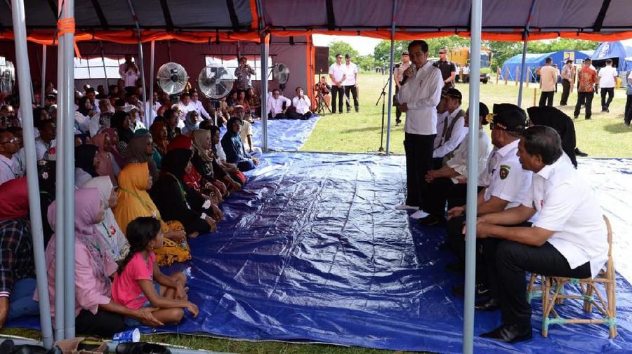 Presiden Joko Widodo (Jokowi) meninjau langsung posko pengungsi pasca gempa di Universitas Darussalam