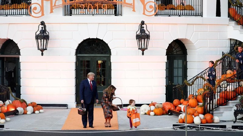 Meski dilanda isu pemakzulan pesta Halloween tetap meriah di Gedung Putih