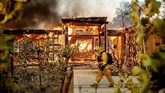 Museum J. Paul Getty di Brentwood, Los Angeles, juga terancam kobaran api yang terus membesar. (AP Photo/Noah Berger)
