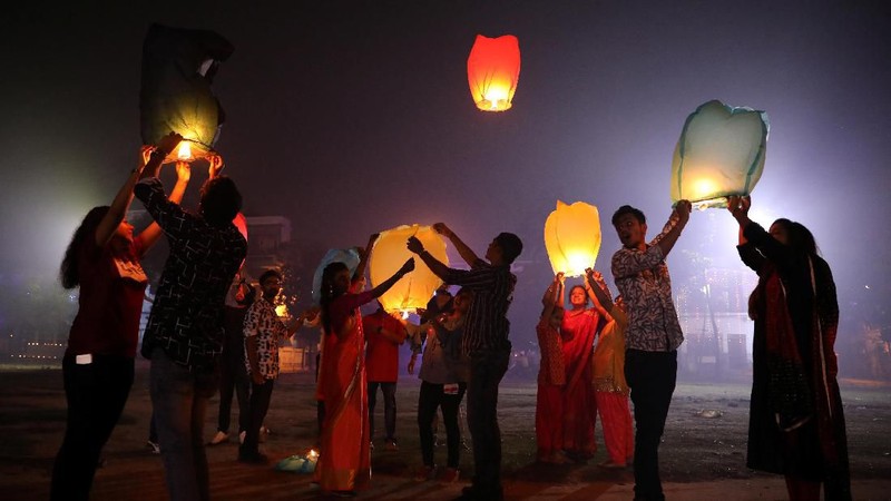 India memperingati perayaan Diwali pada Minggu (27/10/2019)