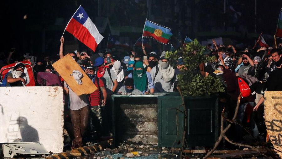 Perombakan kabinet pemerintahan dianggap tidak cukup oleh masyarkat Chili dengan memanasnya aksi demo pada Senin, 28 Oktober 2019.