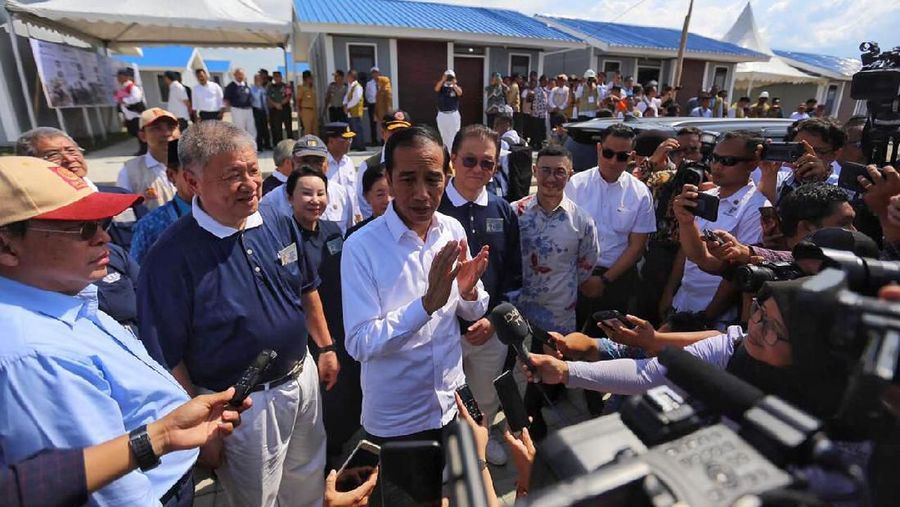 Jokowi mengapresiasi kecepatan pembangunan berikut kualitas perumahan, dan menginginkan agar hal ini menjadi contoh bagi inisiatif kemitraan penanganan bencana.