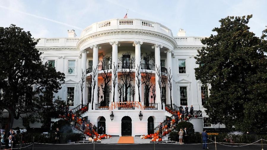 Meski dilanda isu pemakzulan pesta Halloween tetap meriah di Gedung Putih