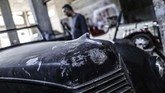 Armstrong, kata Al Shindi, merupakan mobil asal Inggris disukai penggemar mobil. Namun mobil ini disebut tidak terlalu populer, itu sebabnya suku cadang tidak tersedia.(MAHMUD HAMS / AFP)