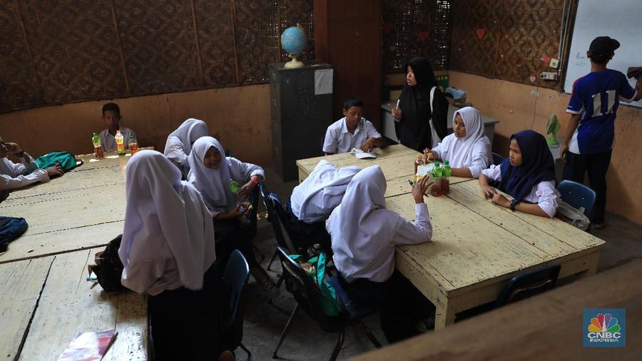 Mendikbud Nadiem Makarim merubah tata cara ujian sekolah selama virus corona COVID-19 menjangkiti Indonesia.