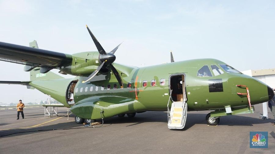 PT Dirgantara Indonesia ekspor satu pesawat tipe CN235-220 Military Transport ke Nepal untuk Nepalese Army. (CNBC Indonesia/Rahajeng Kusumo Hastuti)