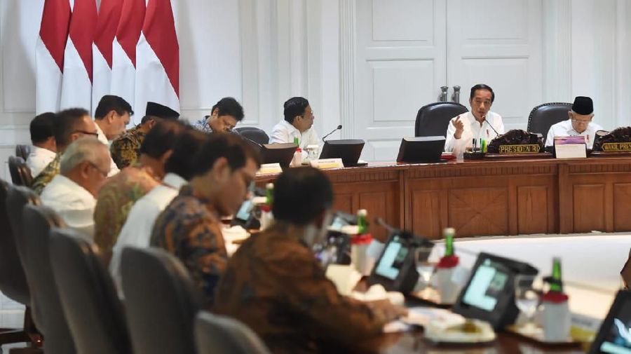 Demikian dikatakan Jokowi saat membuka rapat terbatas dengan topik pembahasan percepatan kemudahan berusaha di Kantor Presiden, Kamis (21/11/2019).