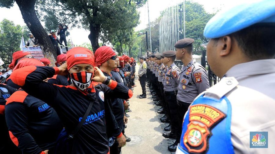 Aksi demonstrasi Ratusan buruh menolak kenaikan upah minimum 2020 di depan Kantor Balaikota, Jakarta, Rabu (30/10). Mereka menolak kenaikan upah minimum 2020 sebesar 8,51% berdasarkan surat edaran menteri ketenagakerjaan, mereka menuntut UMP/UMK 2020 dinaikkan antara 10-15%. Bila naik 15% maka UMP 2020 di DKI Jakarta bisa mencapai Rp 4.532.117 per bulan. Sedangkan bila mengikuti ketentuan usulan pemerintah pusat, kenaikan UMP sebesar 8,51%, maka kenaikannya hanya Rp 4,2 juta per bulan.
Gubernur DKI Jakarta Anies Baswedan sempat menyebut akan mengumumkan keputusan UMP sesegera mungkin. Namun, kemungkinan Pemprov akan sesuai dengan SE Kemenaker. Pemprov DKI memang belum menetapkan UMP setidaknya hingga Senin (28/10). Penetapan UMP serempak sesuai ketentuan adalah 1 November.  (CNBC Indonesia/Muhammad Sabki)