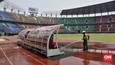 Pada Rabu (30/1) pagi, pihak Dinas Pemuda dan Olahraga (Dispora) Surabaya langsung melihat kondisi Stadion Gelora Bung Tomo (GBT). (CNN Indonesia/Farid)