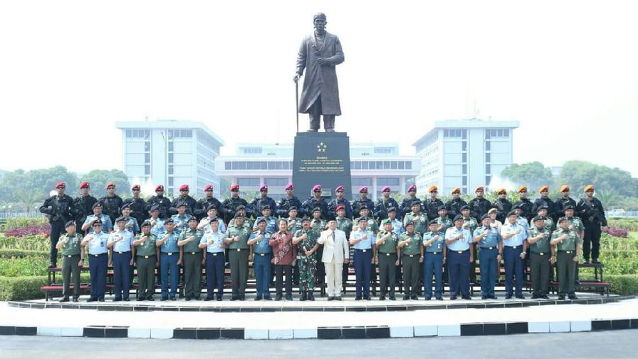 TNI Marsekal TNI Hadi Tjahjanto bertemu Menteri Pertahanan RI Prabowo Subianto. (Dok. Puspen TNI)
