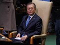 Bagai Idol Korea, Presiden Moon Jae-in Punya 'Lightstick'