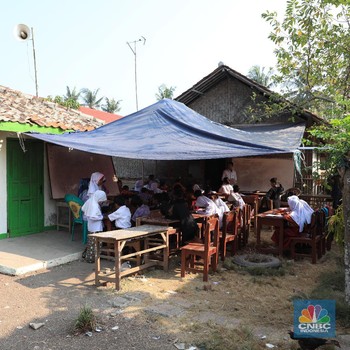 Mas Nadiem, Masih Ada Anak Sekolah Belajar Beratap Terpal Lho