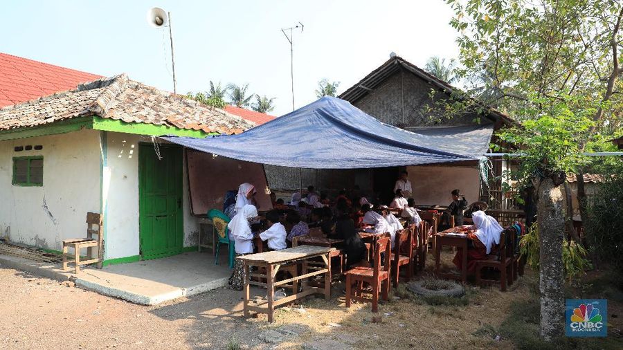 Kondisi SDN Malangsari II yang Beratap Terpal (CNBC Indonesia/Tri Susilo)
