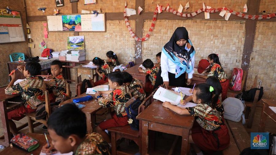 Dengan alas kayu jati beberapa siswa memperlihatkan bahwa bangunan sudah tidak aman lagi karena bayak yang sudah berlubang.