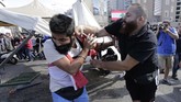 Meski demikian, demonstran yang sempat kabur kemudian kembali menyatukan kekuatan untuk menghadapi pendukung Hizbullah. (AP Photo/Hassan Ammar)