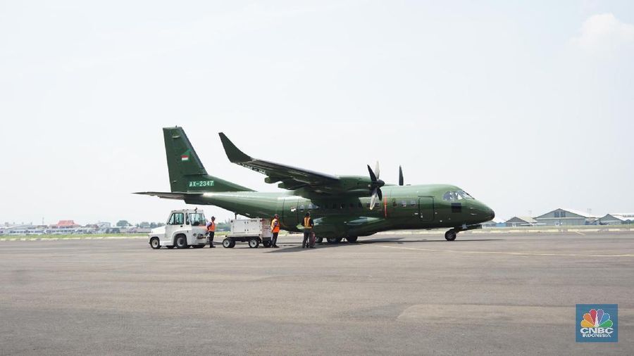 PT Dirgantara Indonesia ekspor satu pesawat  tipe CN235-220 Military Transport ke Nepal untuk Nepalese Army. (CNBC Indonesia/Rahajeng Kusumo Hastuti)