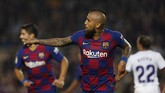 Arturo Vidal membuat Barcelona kembali unggul atas Valladolid. Vidal mencetak gol setelah menerima umpan dari Lionel Messi pada menit ke-29. (AP Photo/Joan Monfort)