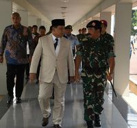 Begini Gaya Prabowo Subianto Saat Sambangi Markas Besar TNI - Foto 3