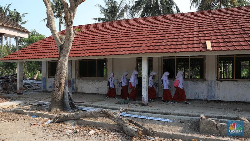 Bangunan sudah tidak layak, SDN Malangsari II harus melakukan kegiatan belajar mengajar (KBM) di teras rumah warga dengan atap yang terbuat dari terpal.