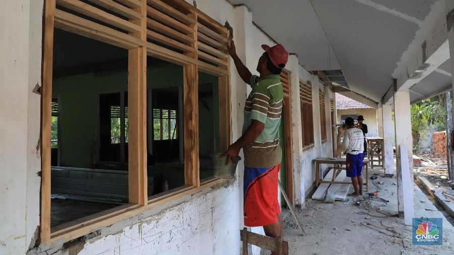 Bangunan sudah tidak layak, SDN Malangsari II harus melakukan kegiatan belajar mengajar (KBM) di teras rumah warga dengan atap yang terbuat dari terpal.