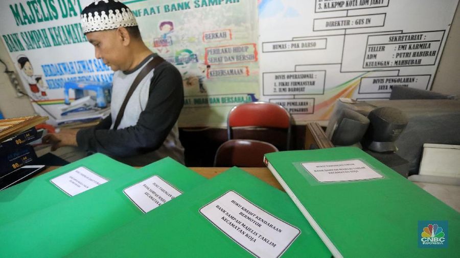 Program bank sampah ini tak hanya memberi keuntungan tapi juga melatih kesadaran masyarakat untuk tidak membuang sampah sembarangan.