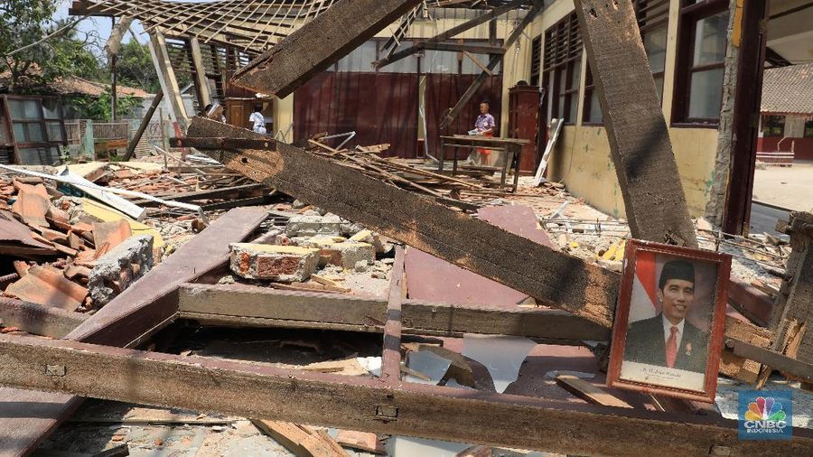Dari demo buruh hingga sekolah rusak. Ini deretan foto sepekan CNBC Indonesia