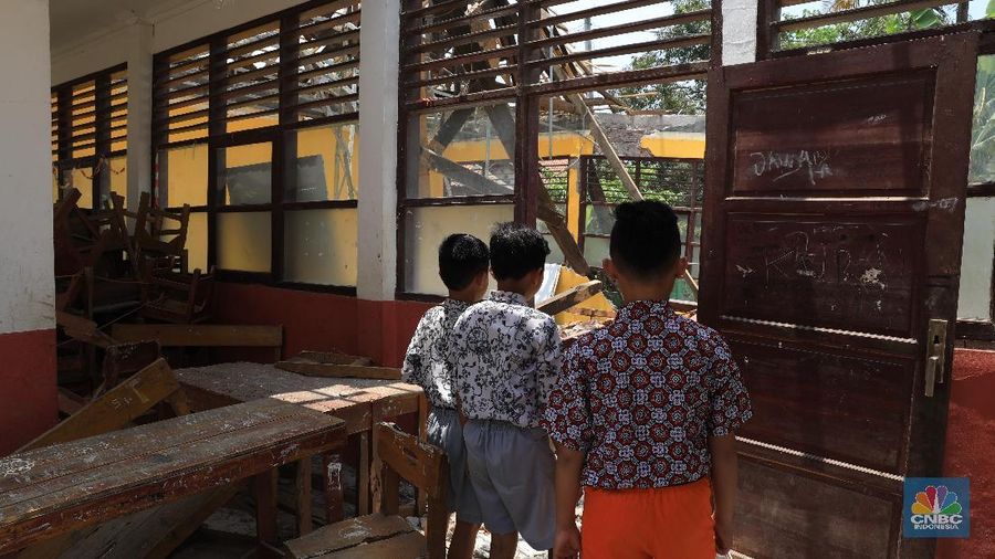 Sudah sebulan siswa dari SDN Kalangsuria III harus menimba ilmu dengan kondisi bangunan yang memprihatinkan.