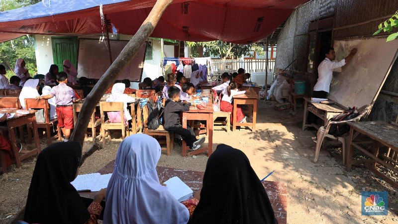 Bangunan sudah tidak layak, SDN Malangsari II harus melakukan kegiatan belajar mengajar (KBM) di teras rumah warga dengan atap yang terbuat dari terpal.