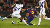 Luis Suarez menyarangkan gol terakhir Barcelona yang membuat skor menjadi 5-1. Gol Suarez juga berasal dari umpan Messi. (AP Photo/Joan Monfort)