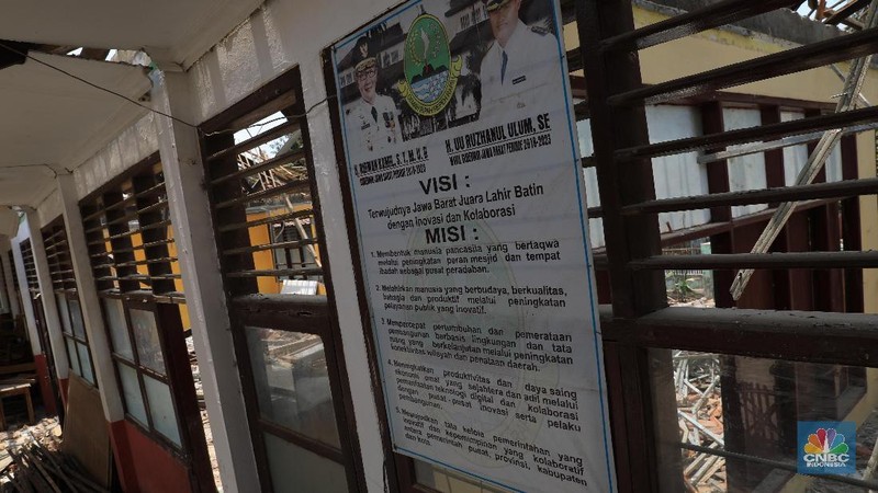 Sudah sebulan siswa dari SDN Kalangsuria III harus menimba ilmu dengan kondisi bangunan yang memprihatinkan.